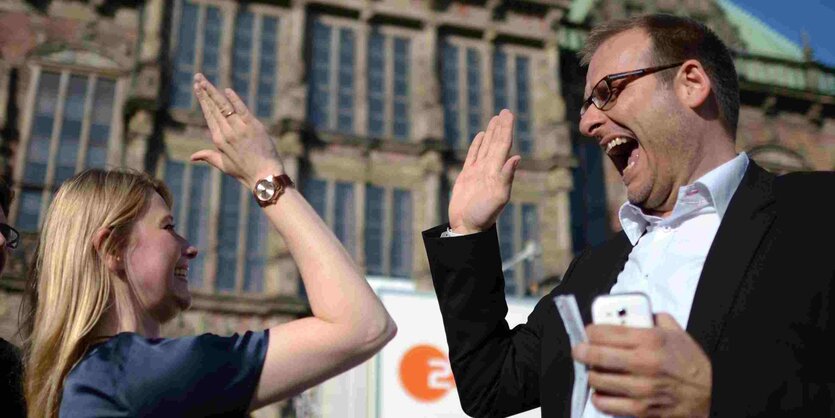 FDP-Frau Lencke Steier und Ehemann freuen sich