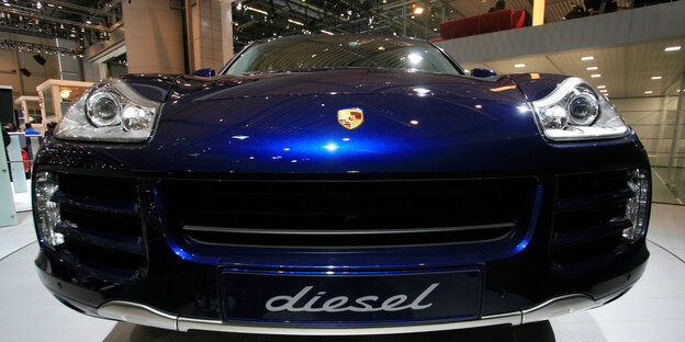 Vorderansicht eines Porsche Cayenne mit Porschesymbol und Gravur „Diesel“