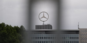 Ein Gebäude mit Mercedes-Stern
