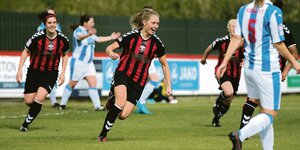 Georgia Bridges von Lewes FC rennt fröhlich über das Spielfeld