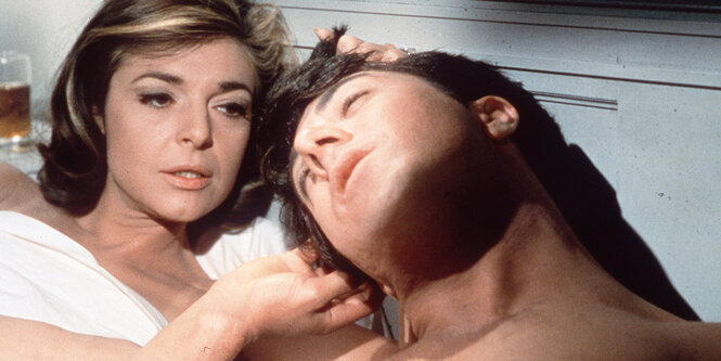 Anne Bancroft und Dustin Hoffmann liegen im Bett