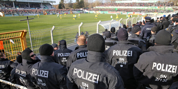 Polizisten am Rande eines Fußballfeldes
