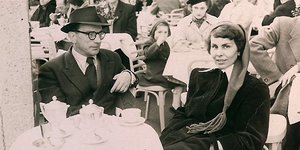 Günther und Joy Weisenborn sitzen in einem Café