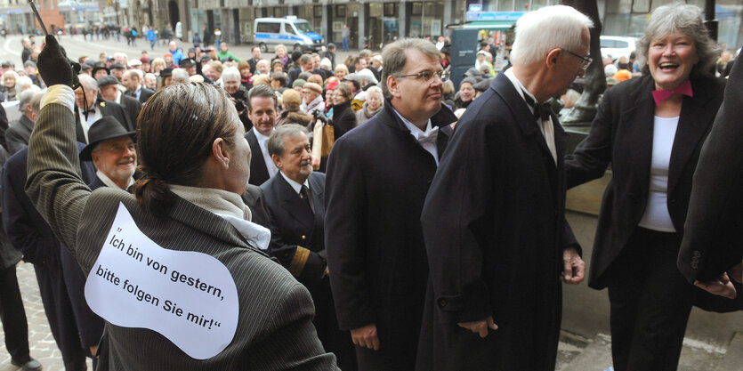 Frauen protestieren beim Einzug der Gäste zum Schaffermahl