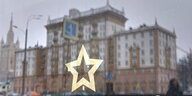 Die US-Botschaft in Moskau spiegelt sich in der Schaufensterscheibe eines Geschäfts, auf der ein goldener Stern prangt