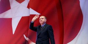 ein Mann vor einer riesigen Türkei-Fahne