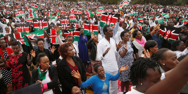 Eine Menschenmenge mit vielen kenianischen Flaggen