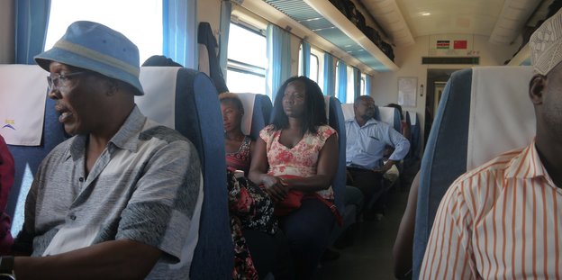Menschen sitzen in einem Zug