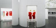 Kleidung ist einem minimalistischen Museum ausgestellt