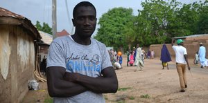 Abubakar Mohammed steht auf der Straße in seinem Viertel in der Kleinstadt Uba im Nordosten Nigerias.
