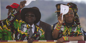 Robert Mugabe sitzt neben seiner Frau Grace