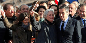 Der französische Politiker Fillon hält seine Frau im Arm