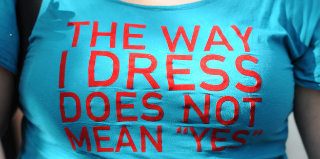 Eine Person trägt ein T-Shirt mit dem Aufdruck "The Way I Dress Does not Mean 'Yes'"