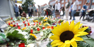 Menschen stehen neben Blumen