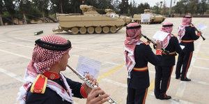 Jordanische Beduinenkapelle mit Schützenpanzer
