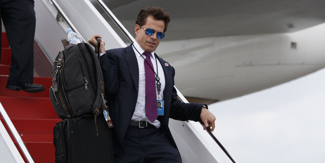 Anthony Scaramucci geht eine Flugzeugtreppe runter