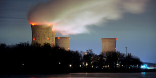 Ein Atomkraftwerk in der Dämmerung