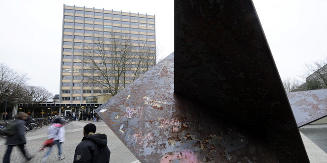 Skulptur mit Turm im Hintergrund