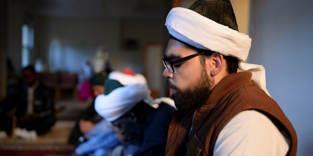 Betende Muslime in einem Sufi-Schrein in New York