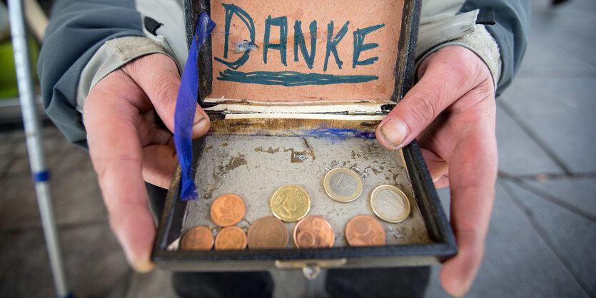 Eine Spendenbox, in der „Danke“ steht