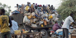 Migranten auf einem Truck, der gerade Agadez verlässt
