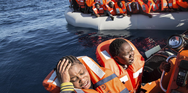 Flüchtlinge in Schwimmwesten im Mittelmeer