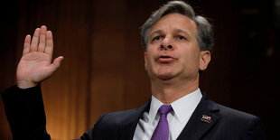 Christopher Wray hebt die Hand zum Eid