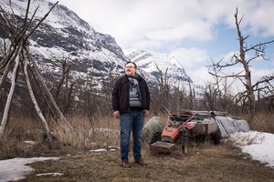 Ein Mann vor Berglandschaft Ein Mann vor Berglandschaft