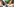 Mehrere Schülerinnen - umstellt von Presseleuten und Fotografen
