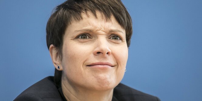 Frauke Petry guckt verwirrt