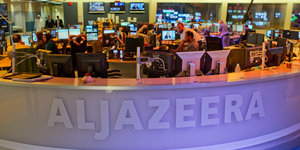 Journalisten arbeiten in einem Newsroom des katarischen Fernsehsenders al-Dschasira