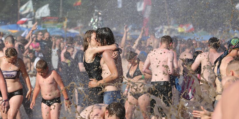 Zwei Küssende im Spritzwasser