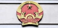 Das Wappen von Vietnam an der Fassade der Botschaft in Berlin