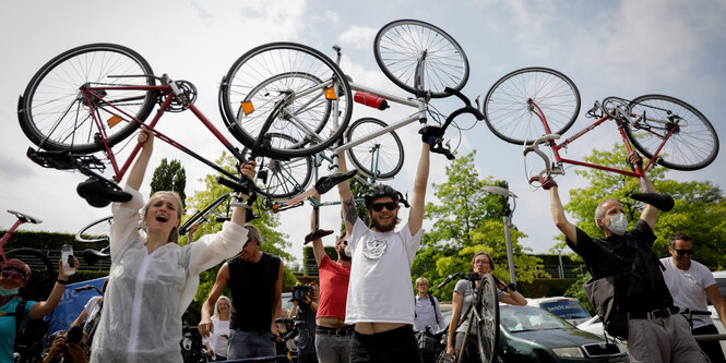 Menschen halten Fahrräder hoch