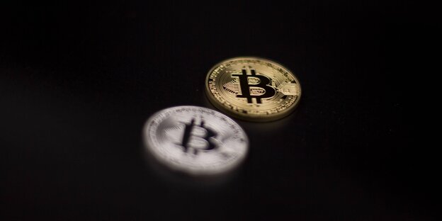 eine silberne und eine goldene Bitcoin-Münze