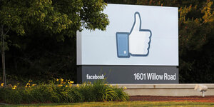 Ein großes Schild mit typischen Facebook-Daumen nach oben