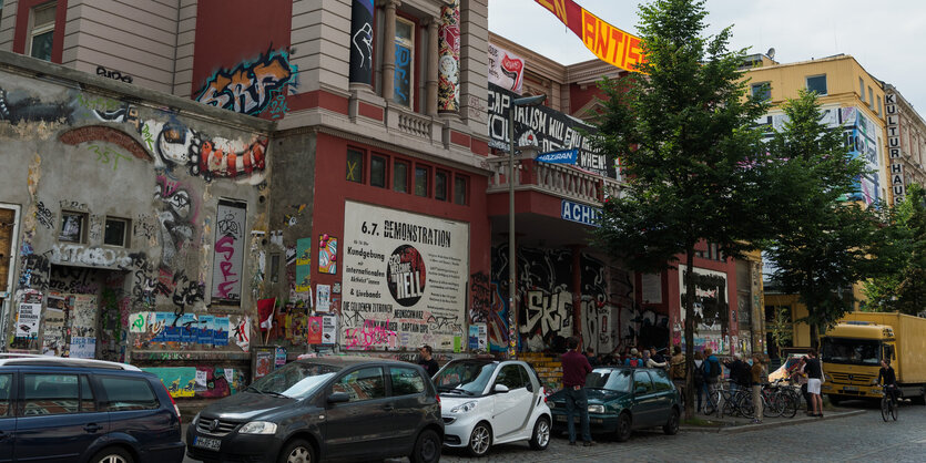 Autos parken vor einem Haus, das bunt bemalt ist