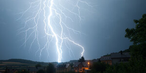 Ein Blitz über Bad Mergentheim erleuchtet den Himmel