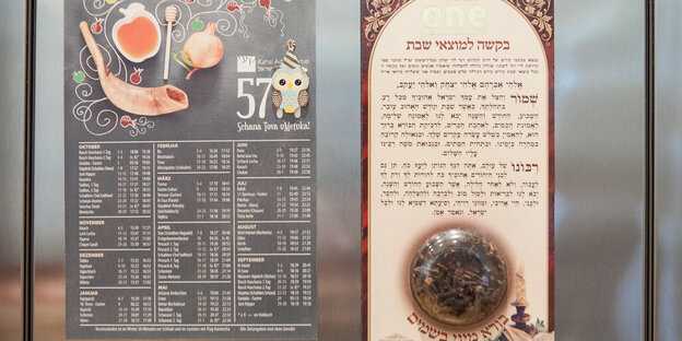 Ein Jahreskalender, daneben hängt eine Tafel mit isrealischen Rezepten Ein Jahreskalender, daneben hängt eine Tafel mit isrealischen Rezepten