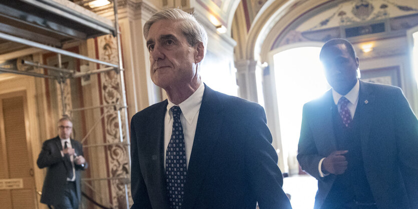 Robert Mueller läuft durch einen Hauseingang