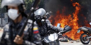 Soldaten vor Flammen