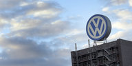 Großes VW-Logo auf dem Dach der Wolfsburger Firmenzentrale