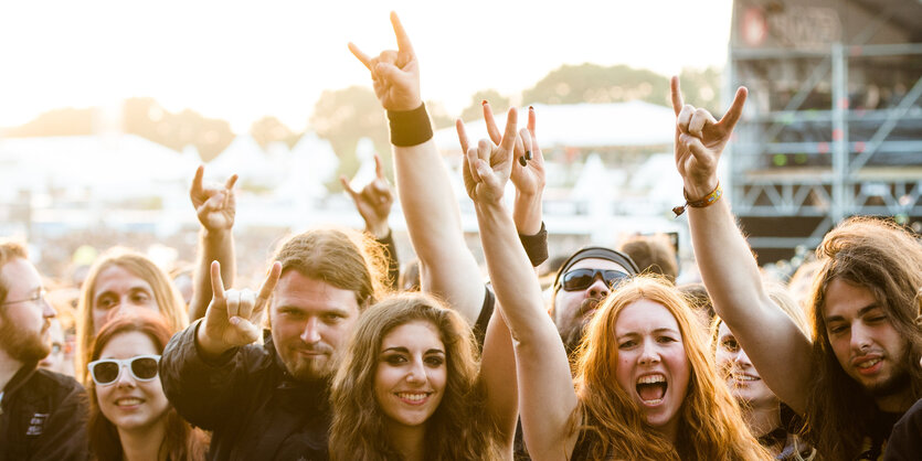 Festivalbesucher in Wacken, einige von ihnen machen das Luzifer-Zeichen