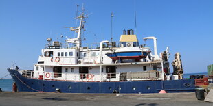 Ein Schiff liegt in einem Hafen. Es ist die C-Star