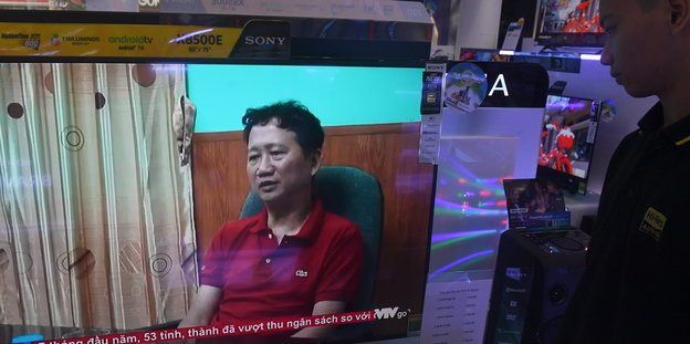 Ein Fernsehbildschirm, auf dem vietnamesische Nachrichten laufen