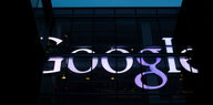 Ein dunkles Gebäude mit hell leuchtendem Google-Schriftzug