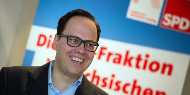Dirk Panter vor einem SPD-Plakat