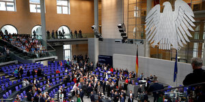der gefüllte Plenarsaal im Bundestag