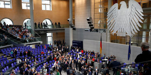 der gefüllte Plenarsaal im Bundestag