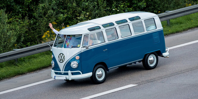 Ein VW-Bus fährt auf einer Straße